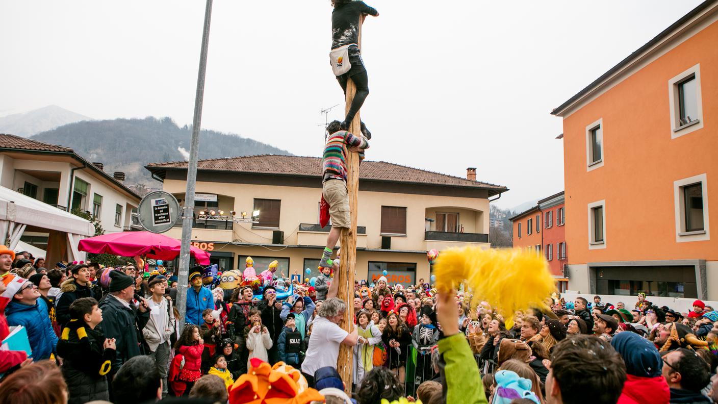 Un momento della salita al palo della cuccagna durante il carnevale di Tesserete