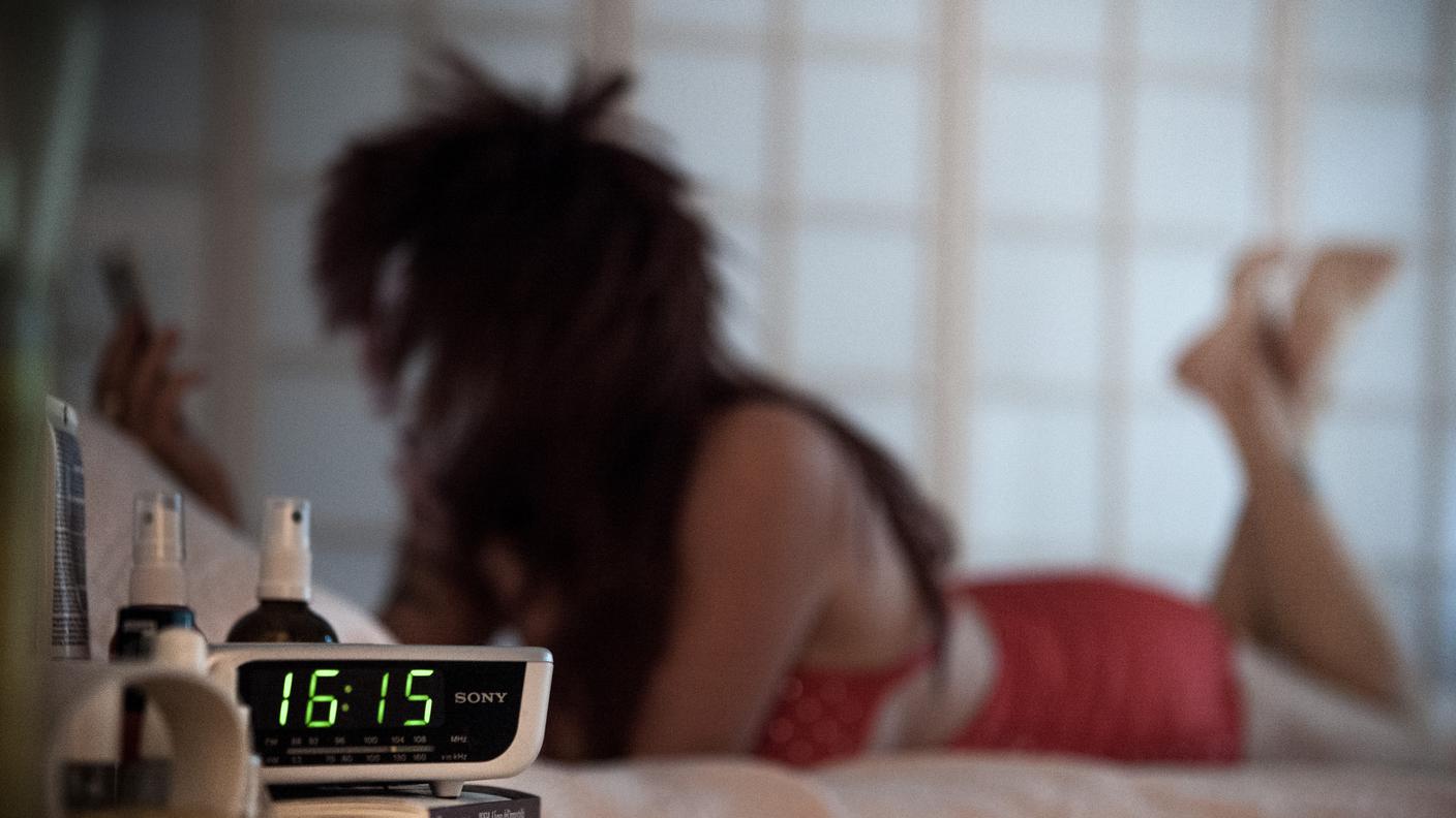 L’uomo resta comunque indagato per promovimento della prostituzione