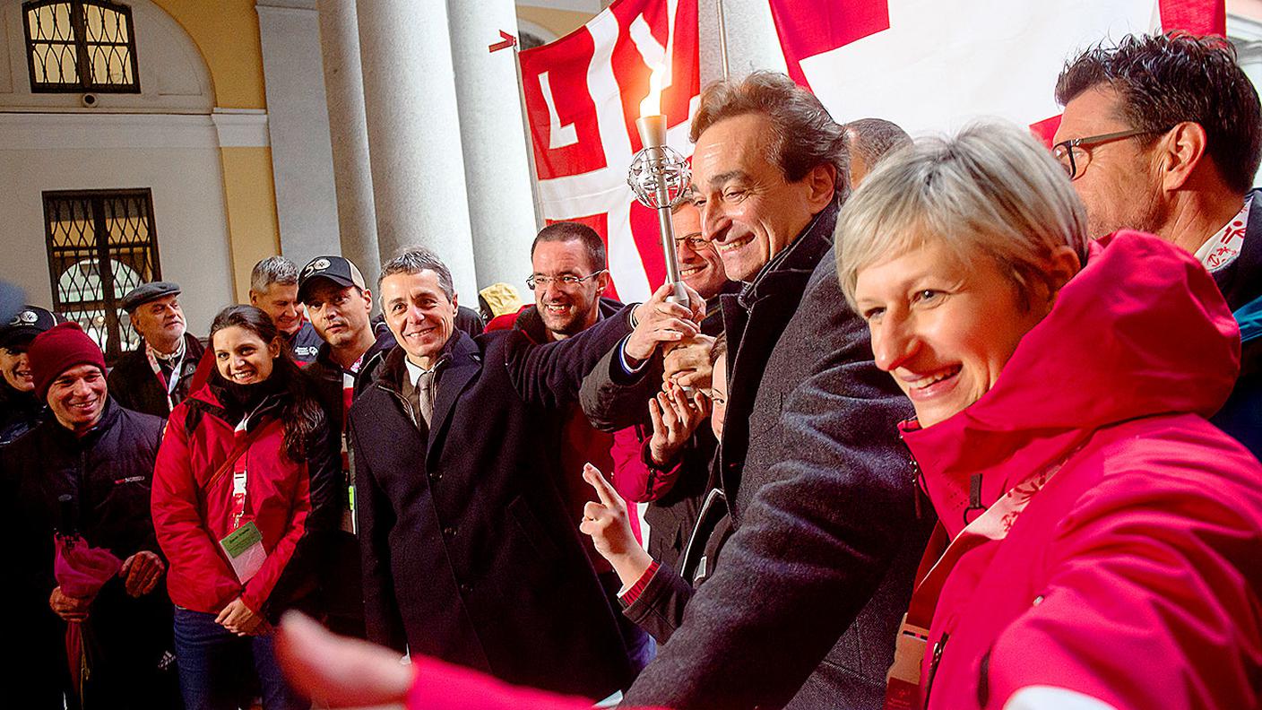 Foto di gruppo con la fiaccola olimpica appena accesa