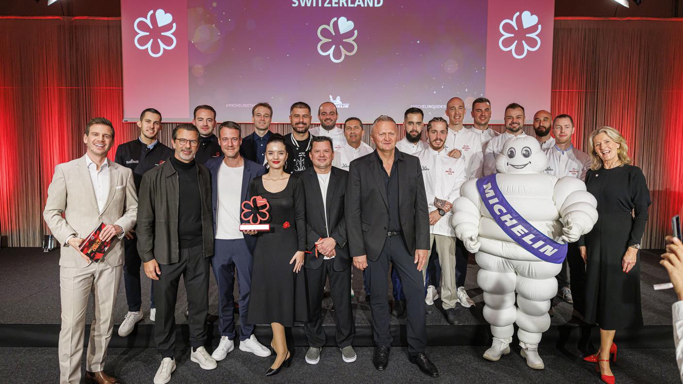 I vincitori dopo l'annuncio dei ristoranti selezionati  per entrare a far parte della Guida Michelin 2024