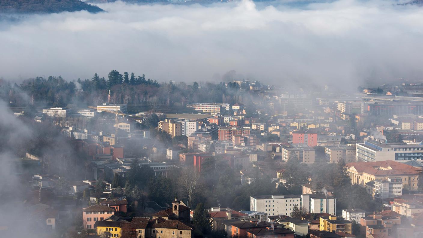 Il borgo di Mendrisio immerso tra le nubi, mercoledì