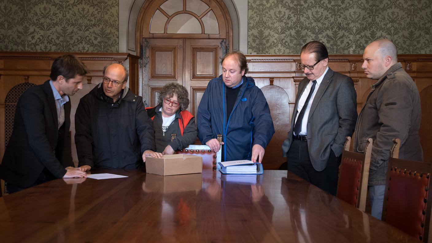 La consegna delle firme del referendum il 6 novembre: ora quel fronte eterogeneo non è unanime nel giudicare la nuova proposta