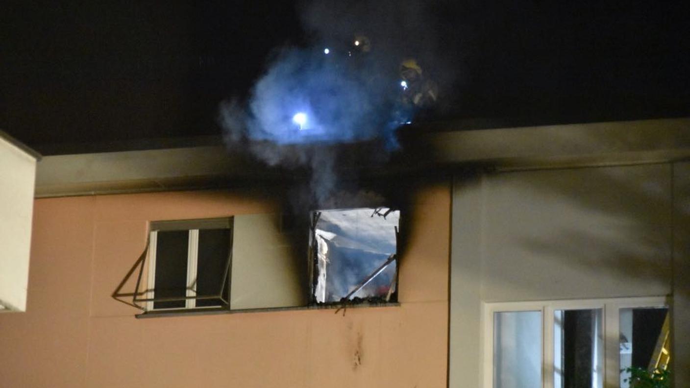 Una finestra dell'appartamento a Biasca dove si è verificato l'incendio