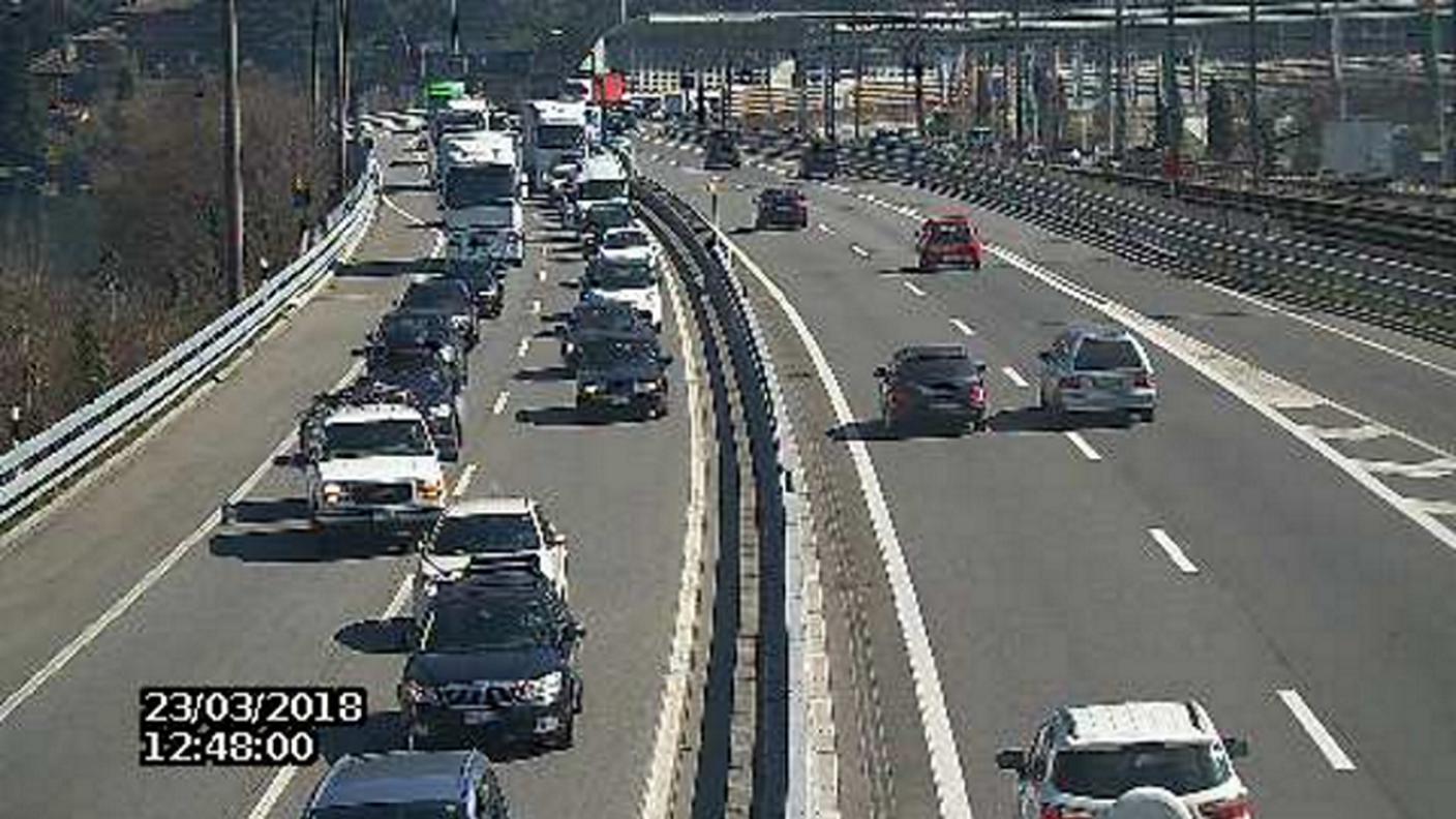 La fila sul ponte di Melide con le auto che si spostano per evitare il camion