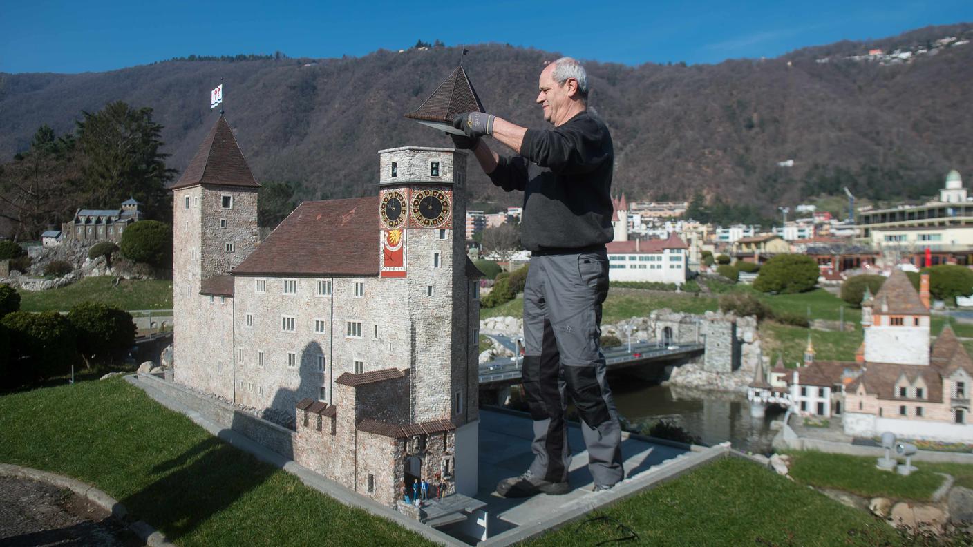 Si montano gli ultimi dettagli sul Castello di Rapperswil, ultima novità della Swissminiatur