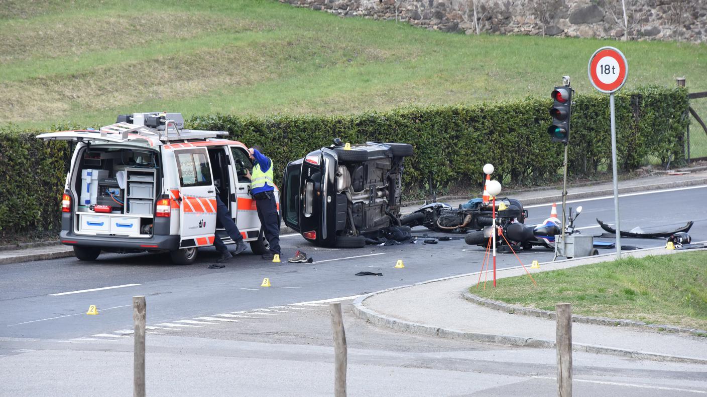 L'auto si è rovesciata su un fianco