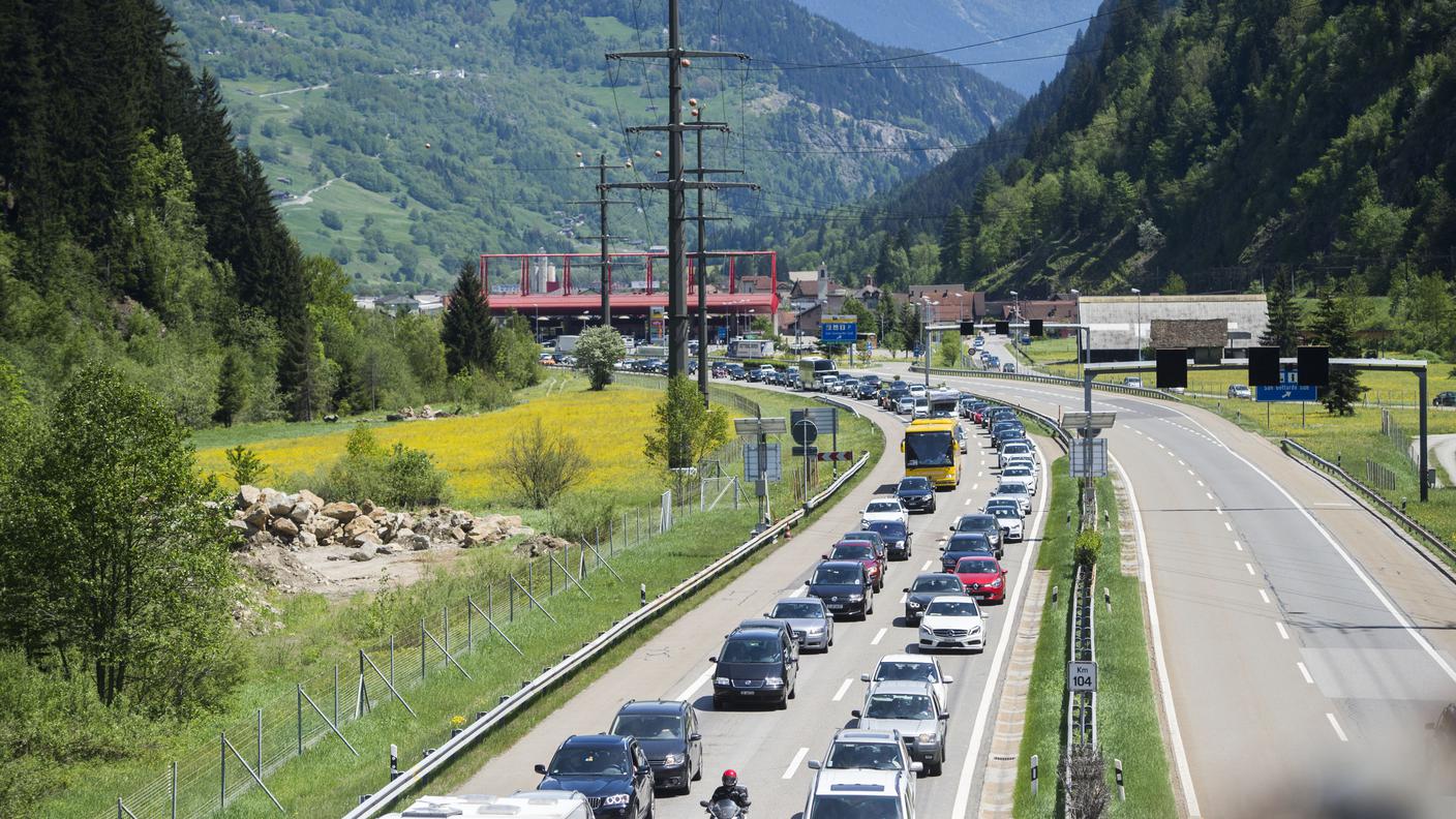 Le code al portale sud del Gottardo