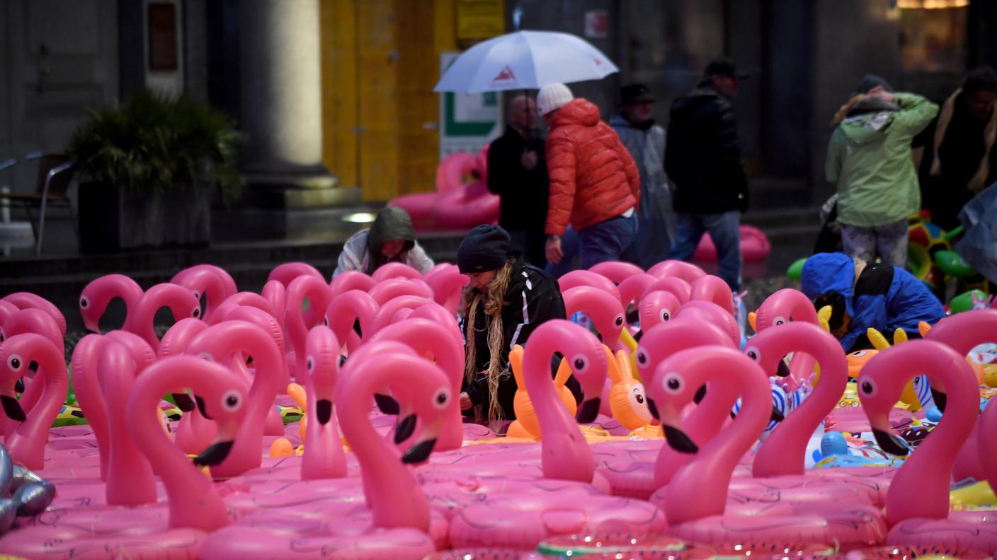 I salvagenti per bambini in Piazza Grande. Moltissime vittime dei naufragi sono bimbi