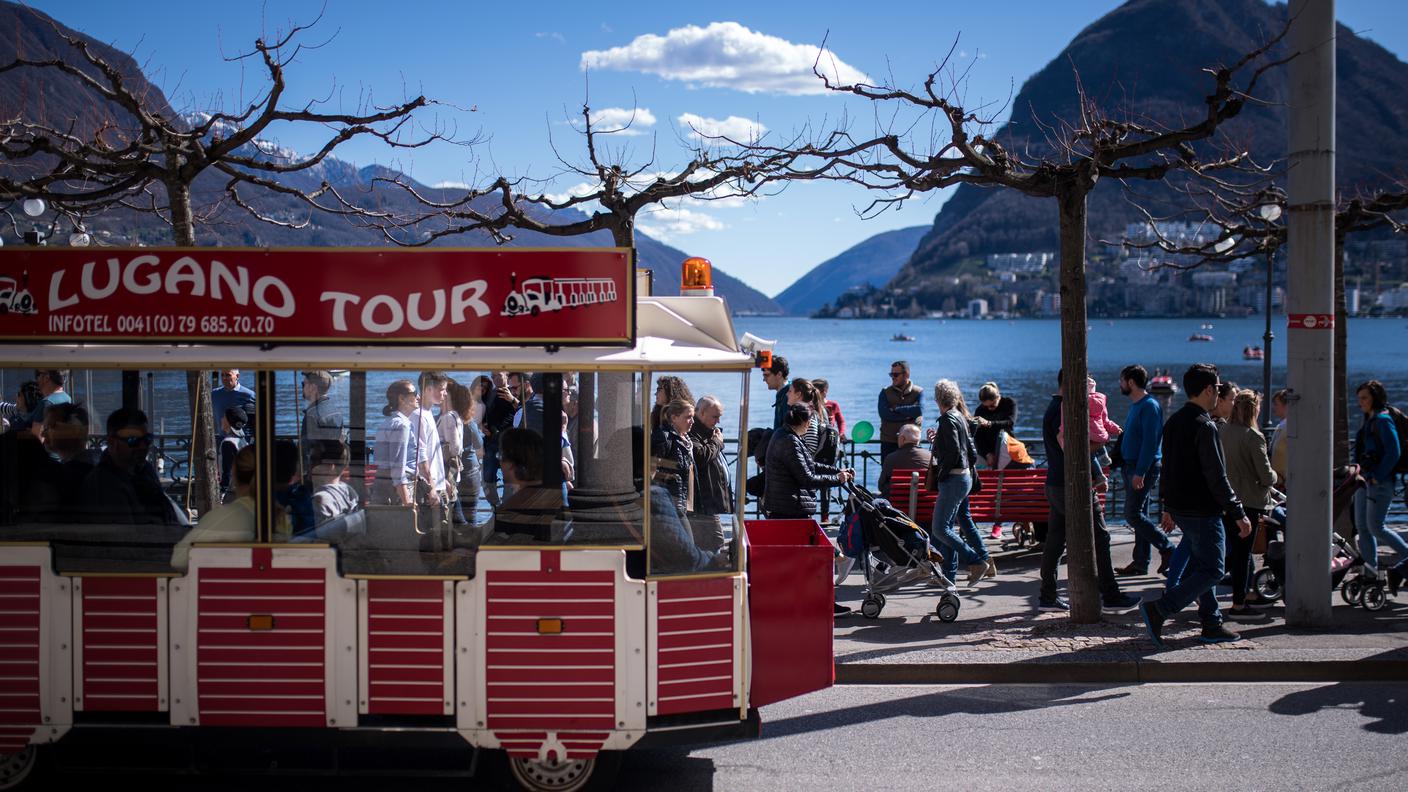 L'affollato lungolago di Lugano...