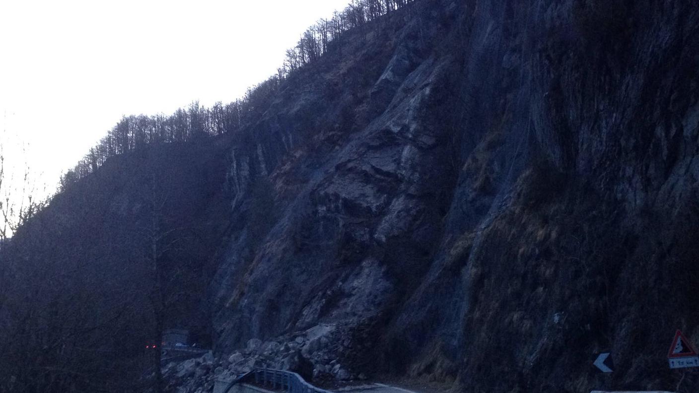 La frana ha bloccato la strada, investendo un'auto