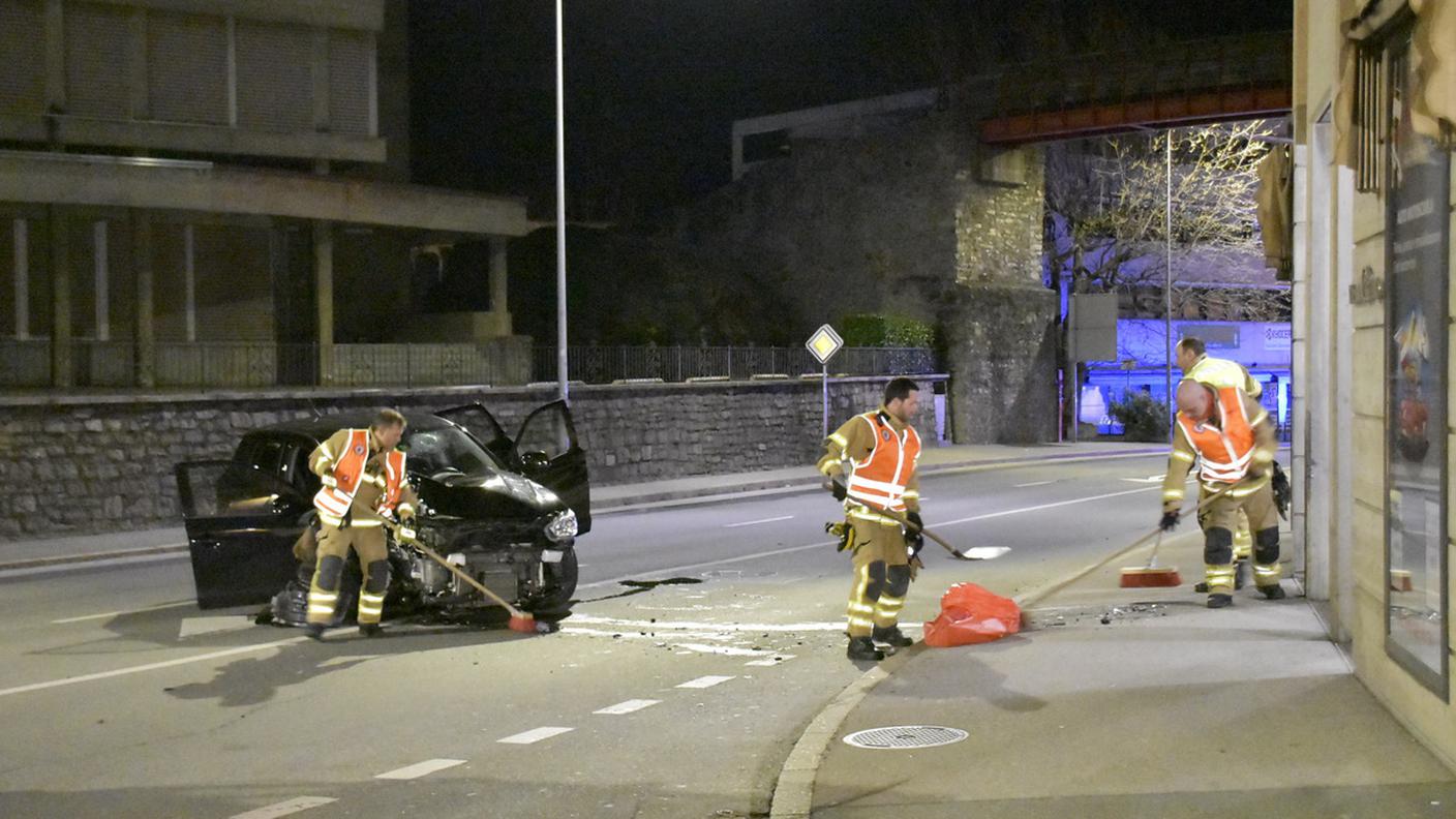 I pompieri di Bellinzona sono intervenuti per la pulizia del manto stradale