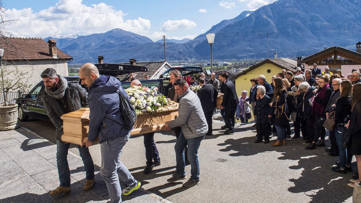 I funerali di Marco e Elena Brignoli, coniugi di 54 e 52 anni, che hanno perso la vita sotto la frana di Re