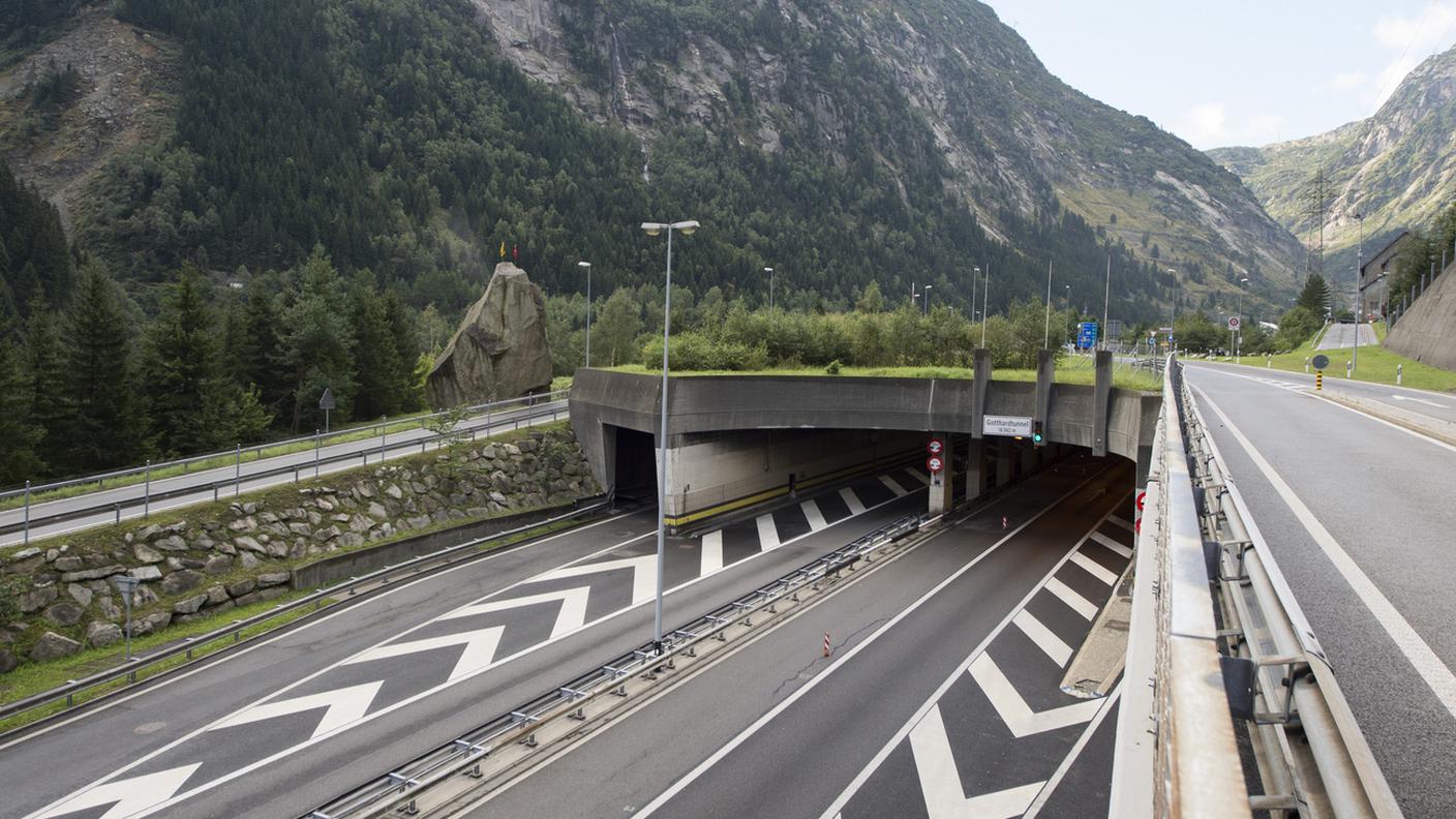 Il tunnel del San Gottardo chiuso nelle due direzioni