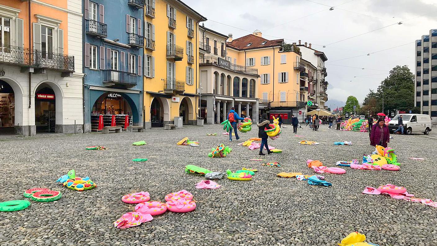 I pochi salvagenti ancora rimasti in Piazza Grande a Locarno