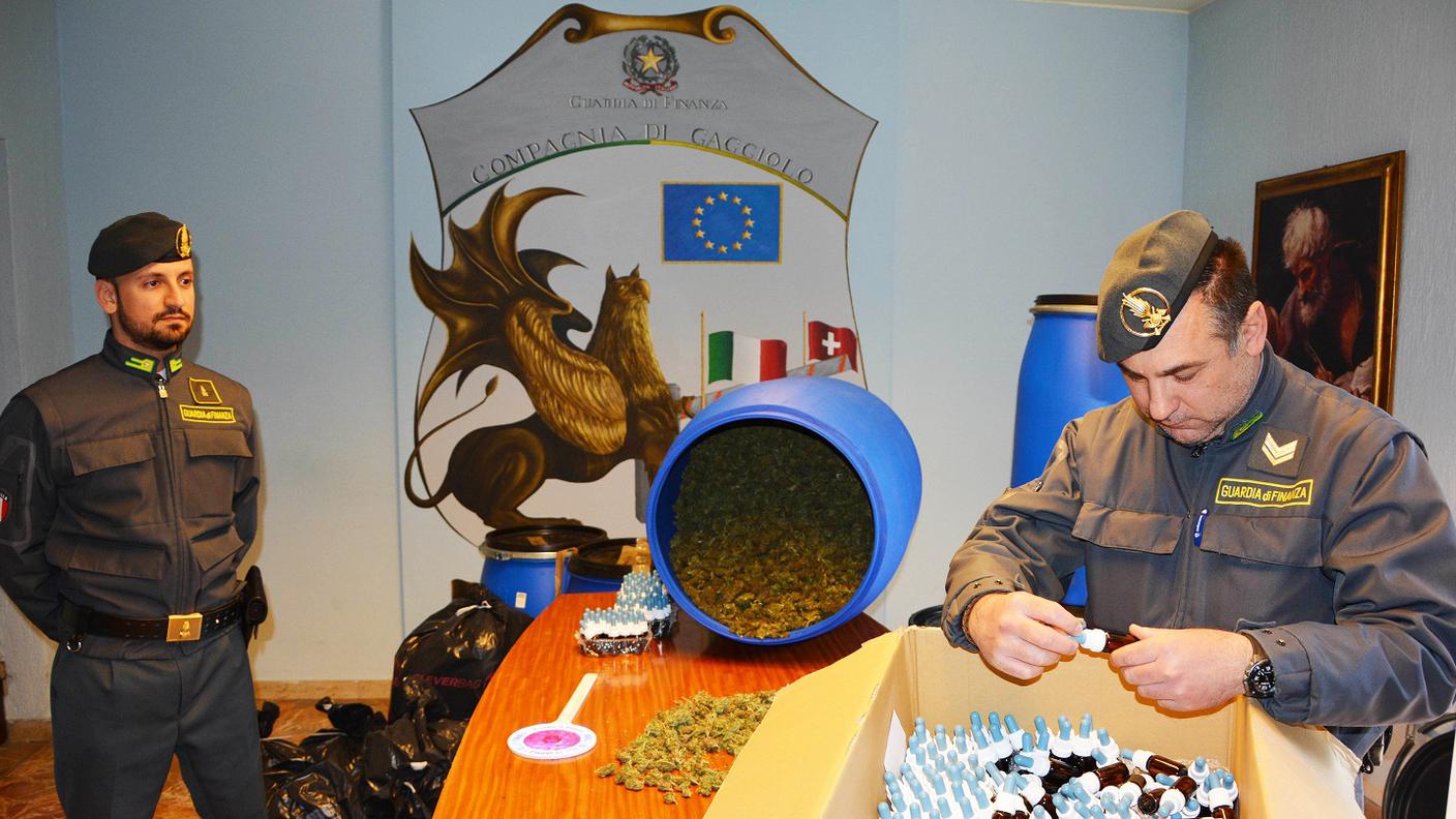 I militari italiani con parte della merce sequestrata