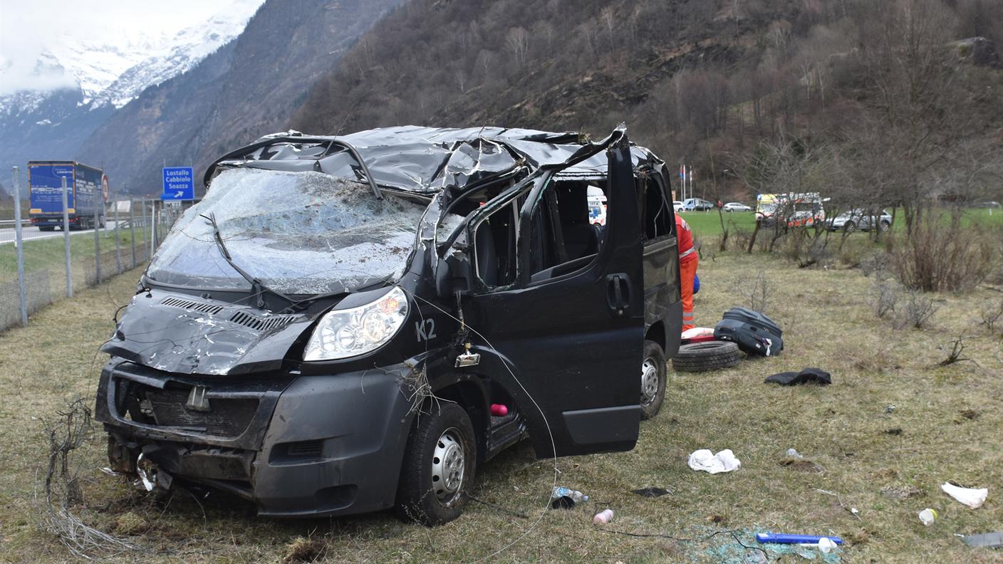 I resti del van dopo il grave incidente