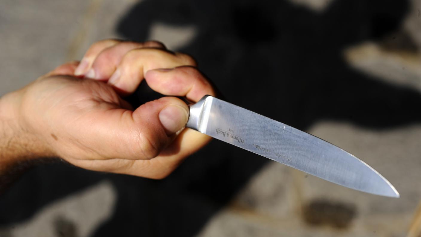 Aveva inferto 32 coltellate a una coppia di anziani