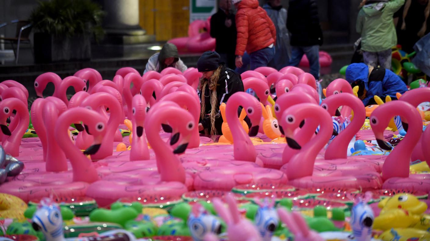 Alcuni gonfiabili sono stati restituiti ma non i fenicotteri rosa