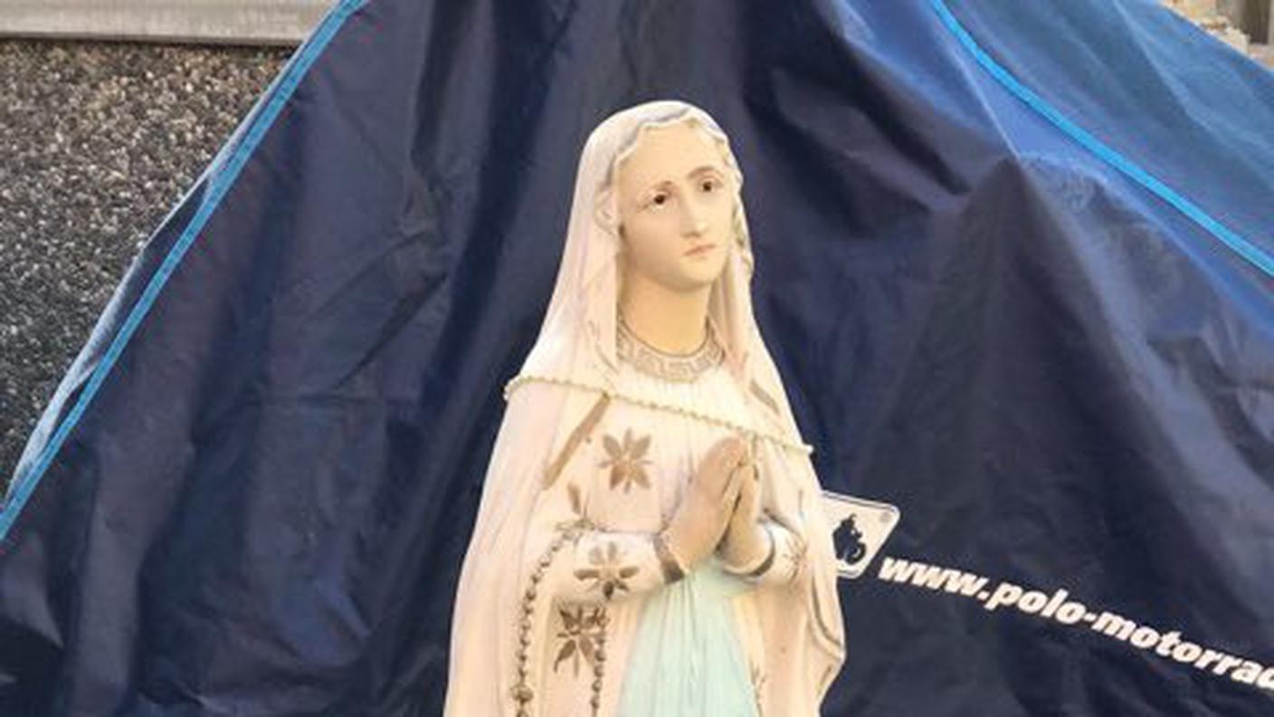 La statua ritrovata, adagiata sulla strada