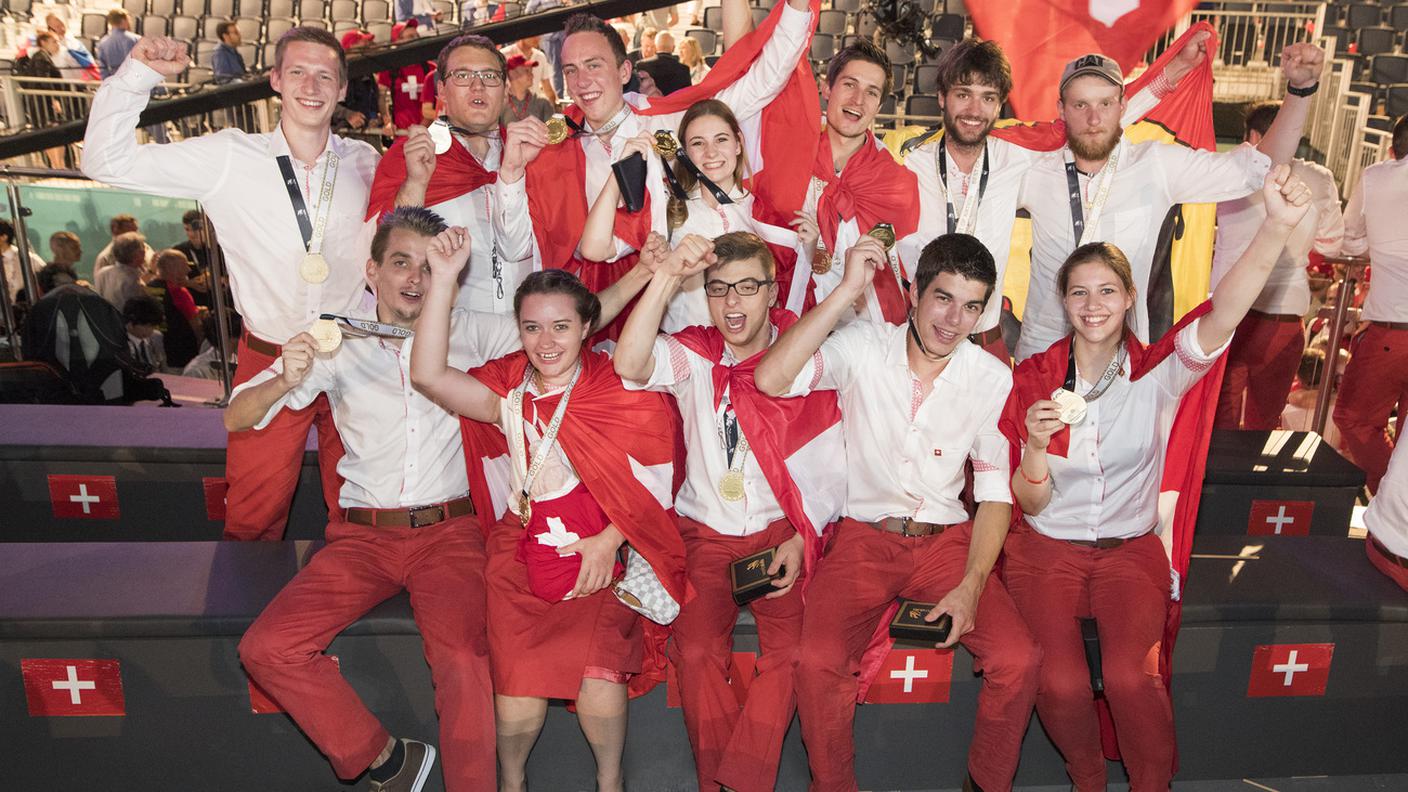 I concorrenti svizzeri vincitori di medaglie nei "World Skills" dello scorso anno ad Abu Dhabi