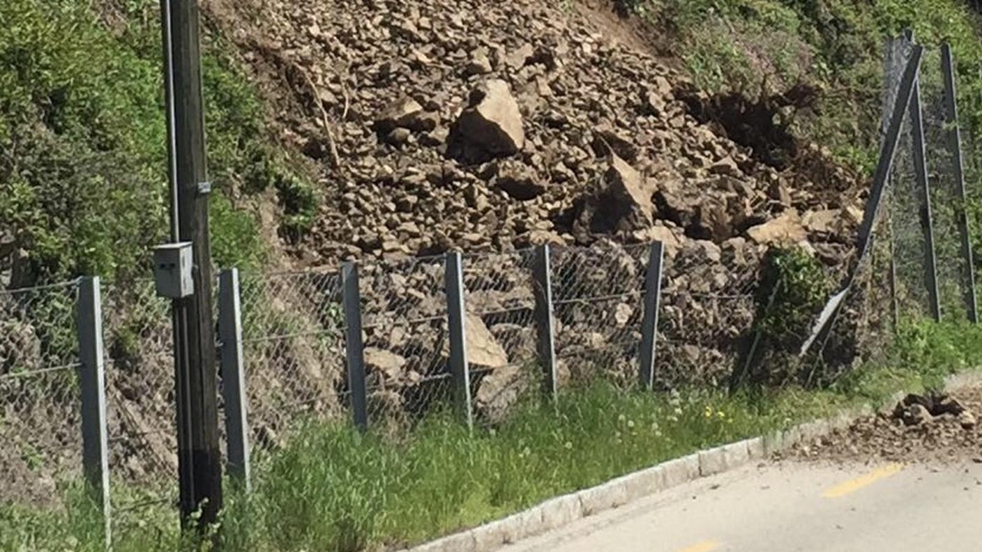I massi precipitati martedì ai lati della carreggiata sulla strada cantonale tra Maroggia e Bissone
