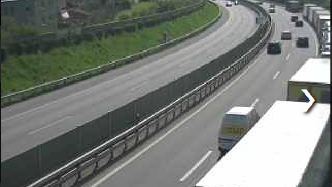 La coda di autotreni sull'A2 a Balerna in direzione della frontiera