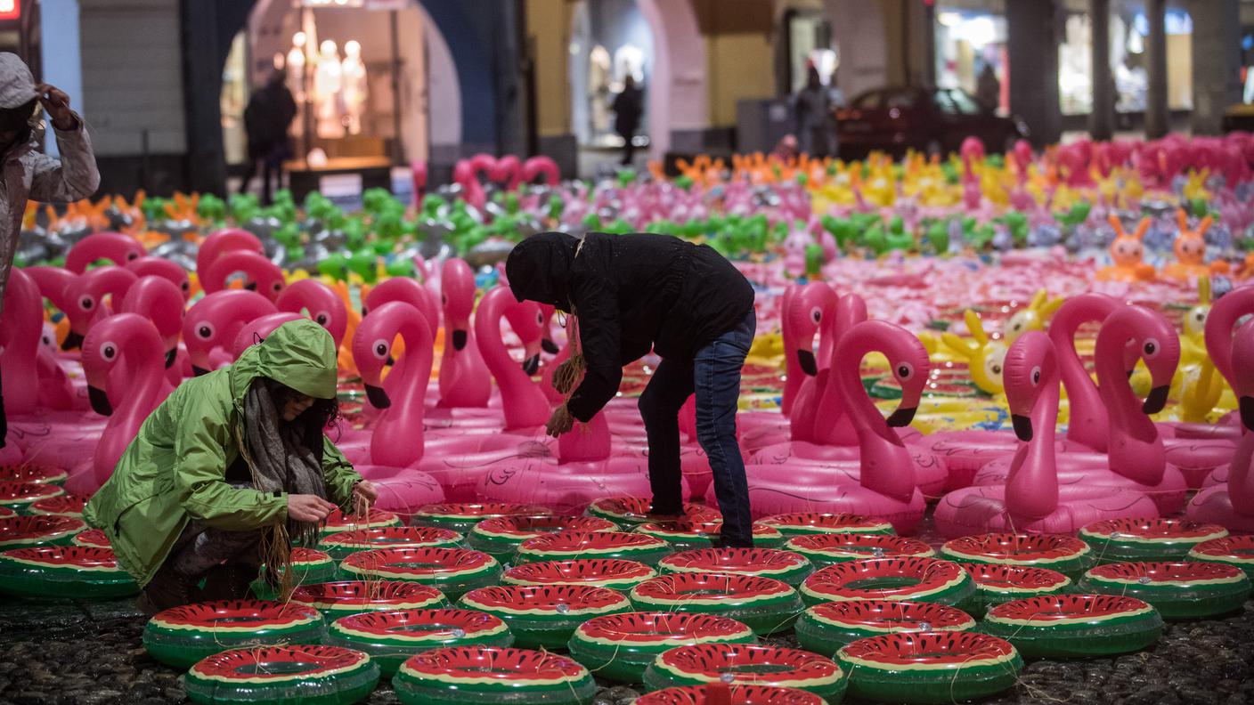 Un'immagine pubblicata lo scorso 30 marzo. Mostra volontari al lavoro in piazza grande a Locarno durante la creazione dell'opera "Apolide" di Oppy De Bernardo