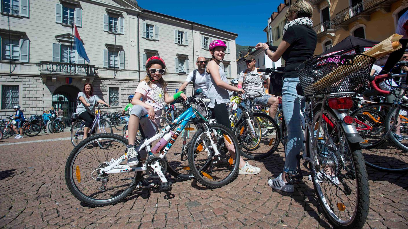 Tanti ciclisti in Piazza Governo a Bellinzona nell'edizione 2017 di Slow Up