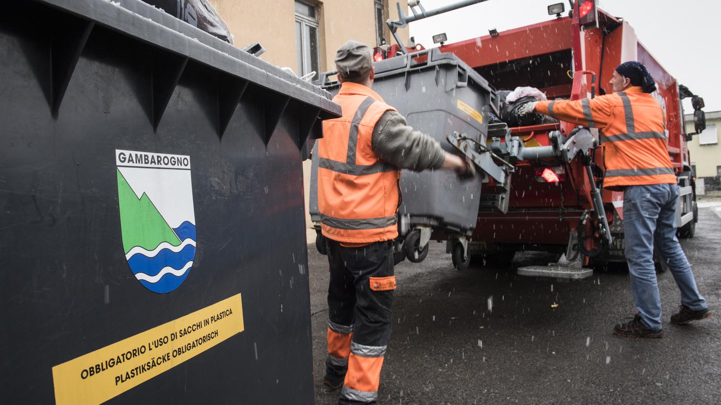 Impossibile per i comuni pure fissare a 1 franco il costo del sacco da 35 litri