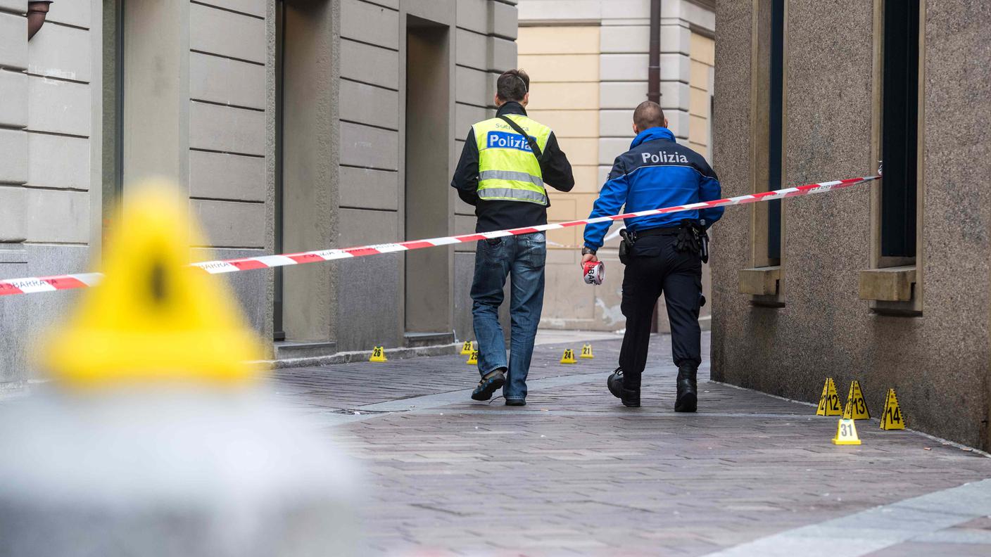 Agenti di polizia durante i rilievi nei pressi del Maghetti dopo l'accoltellamento a ottobre