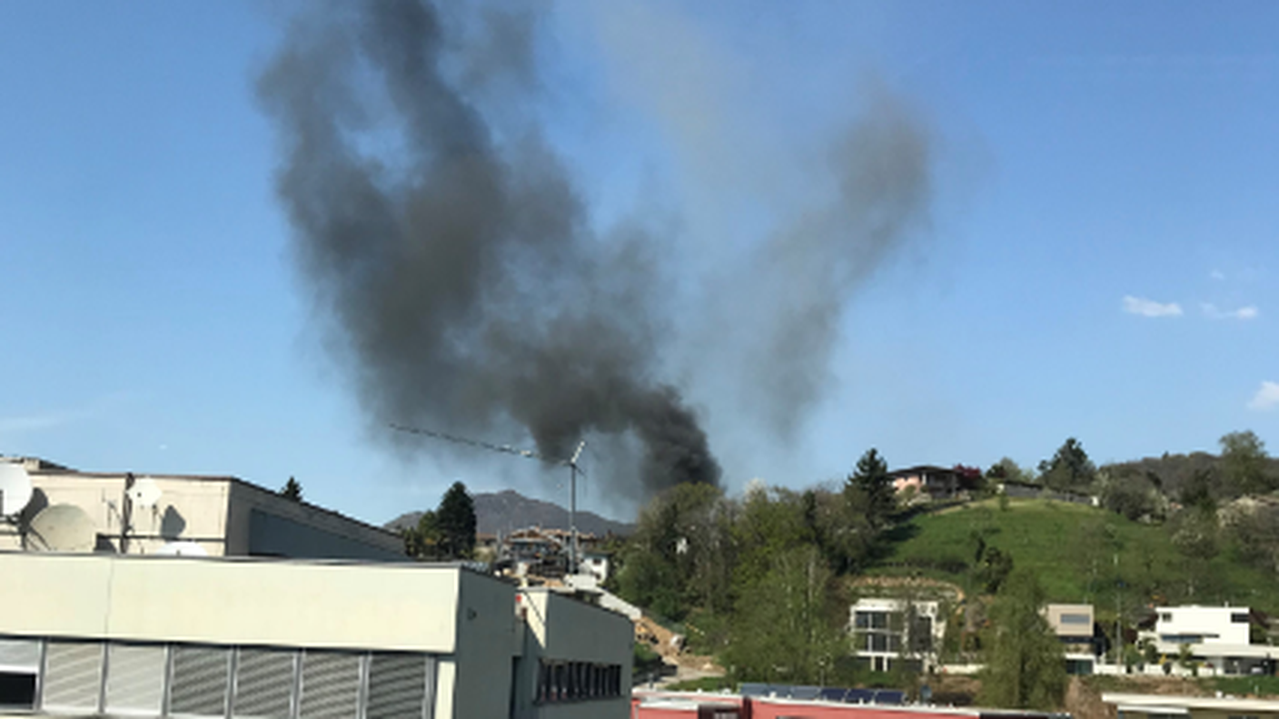 Il fumo sprigionato dall'incendio 