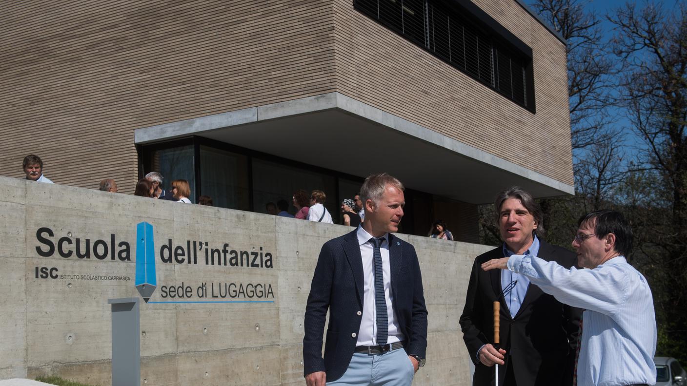 Manuele Bertoli con i rappresentanti del Municipio capriaschese