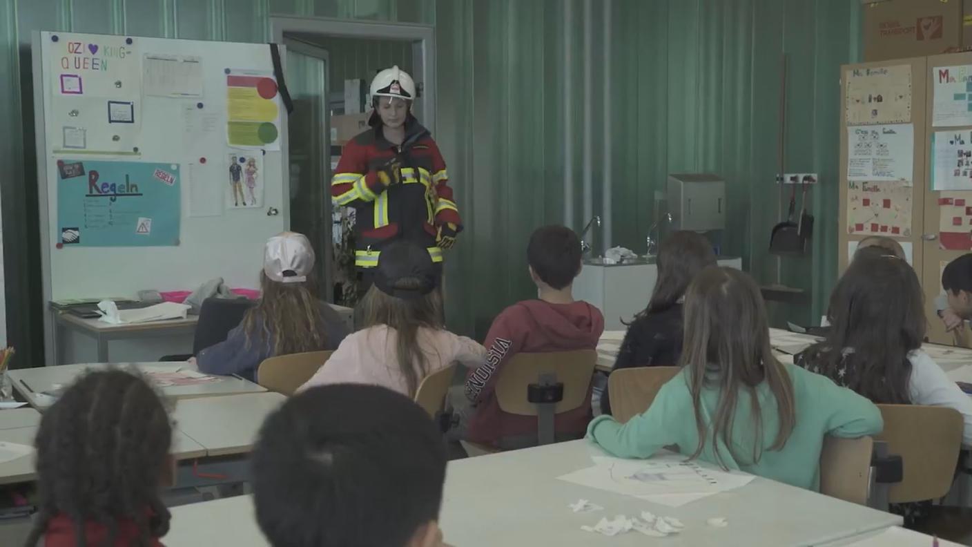 La donna sotto la divisa sorprende i bambini