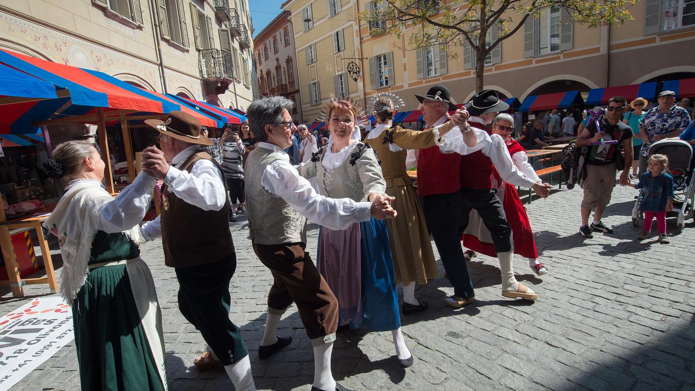 Musica e balli in costumi d'epoca