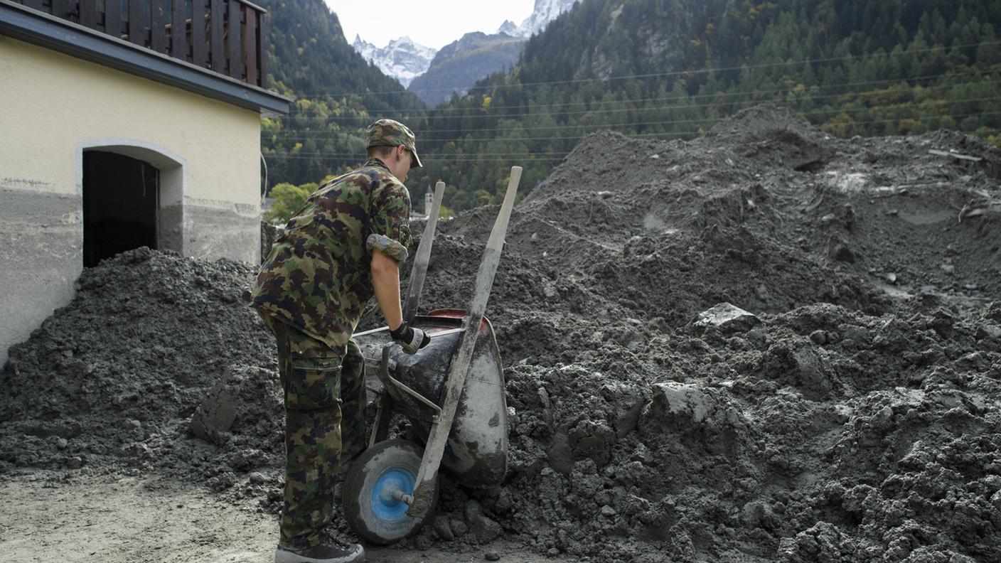 Militari al lavoro dopo la frana di Bondo 