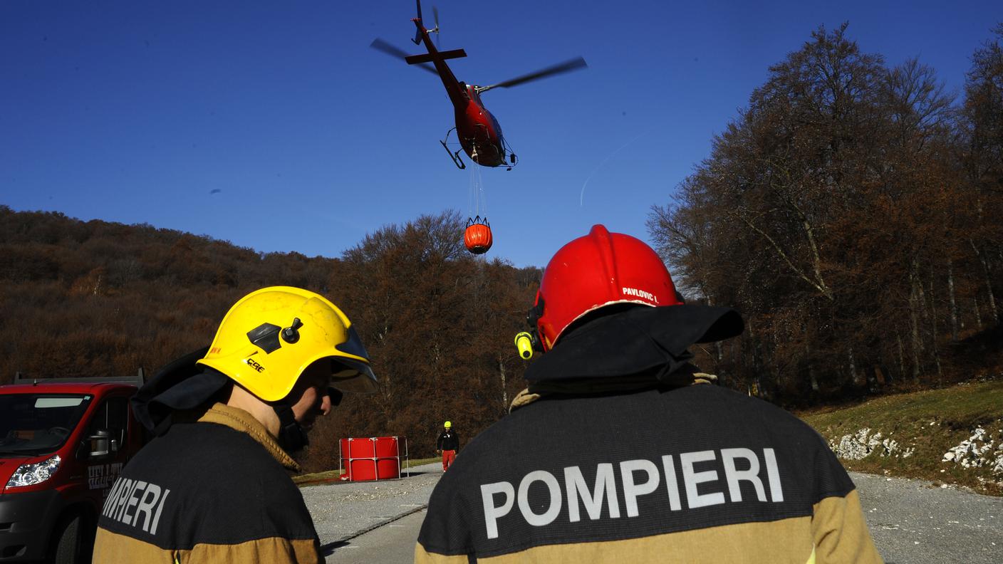 Diversi incendi nei boschi ed elicotteri molto sollecitati