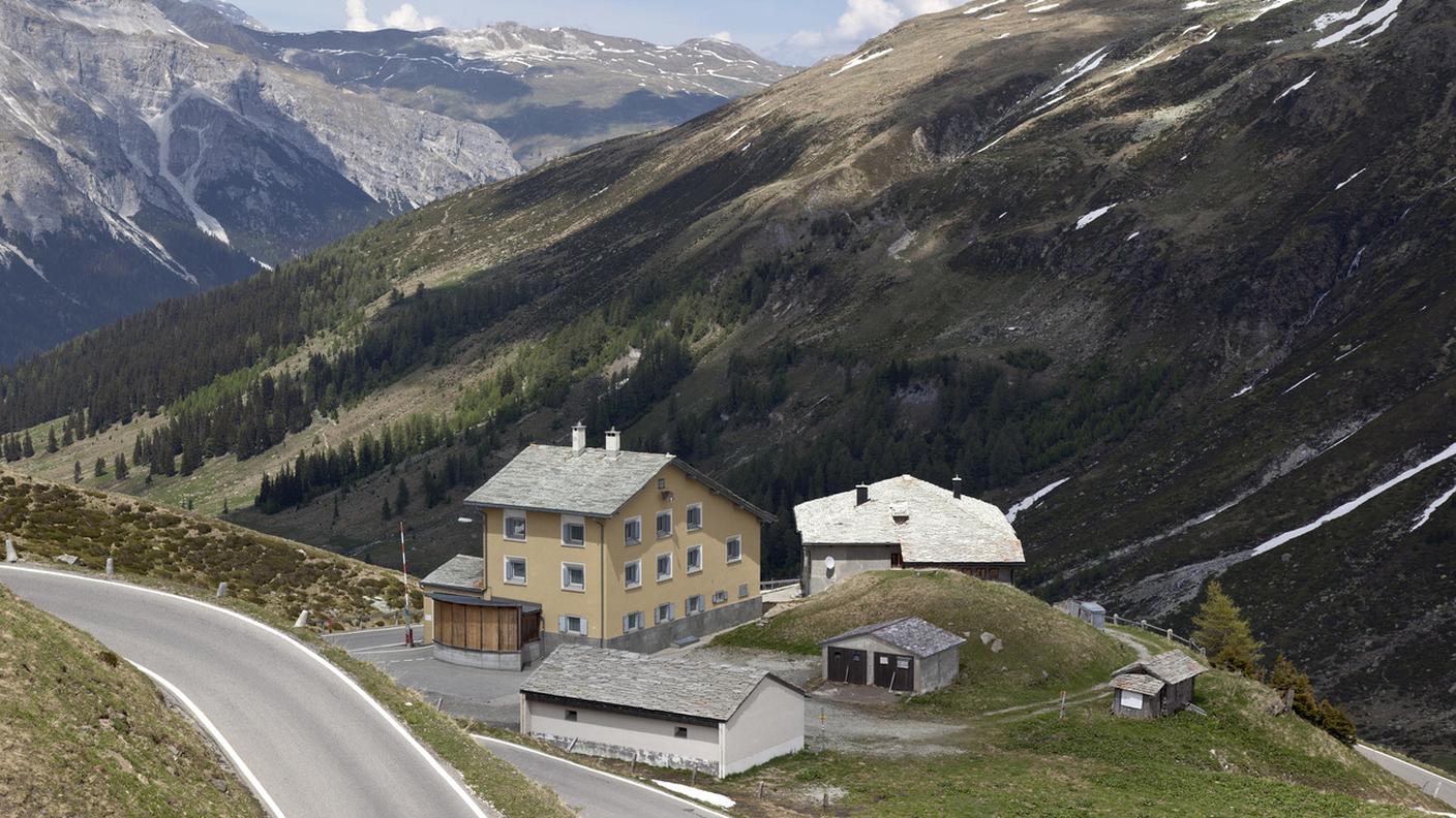 La dogana elvetica sul Passo dello Spluga. I Grigioni prevedono di riaprire la strada il 27 aprile