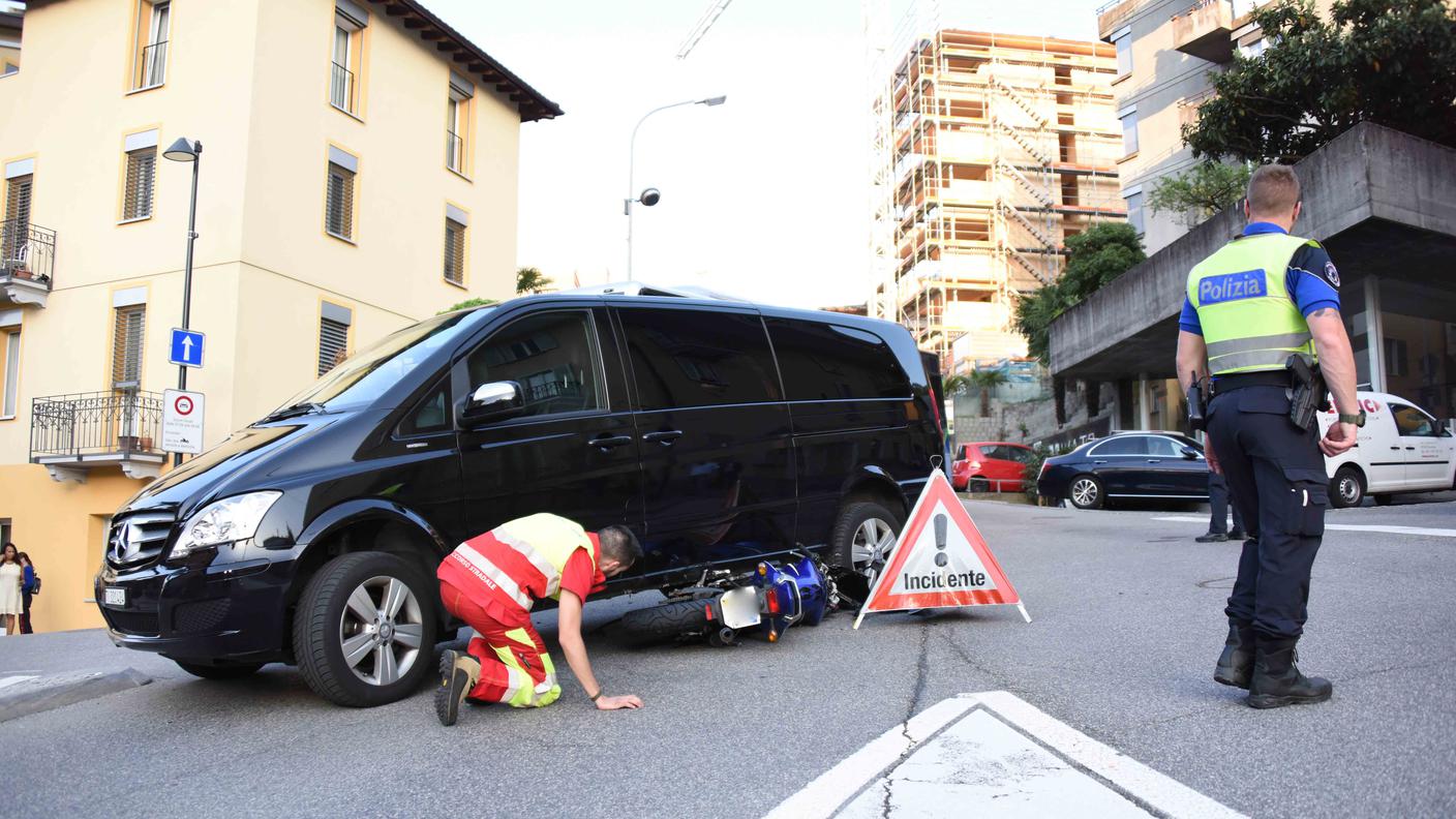 La moto è finita sotto il veicolo