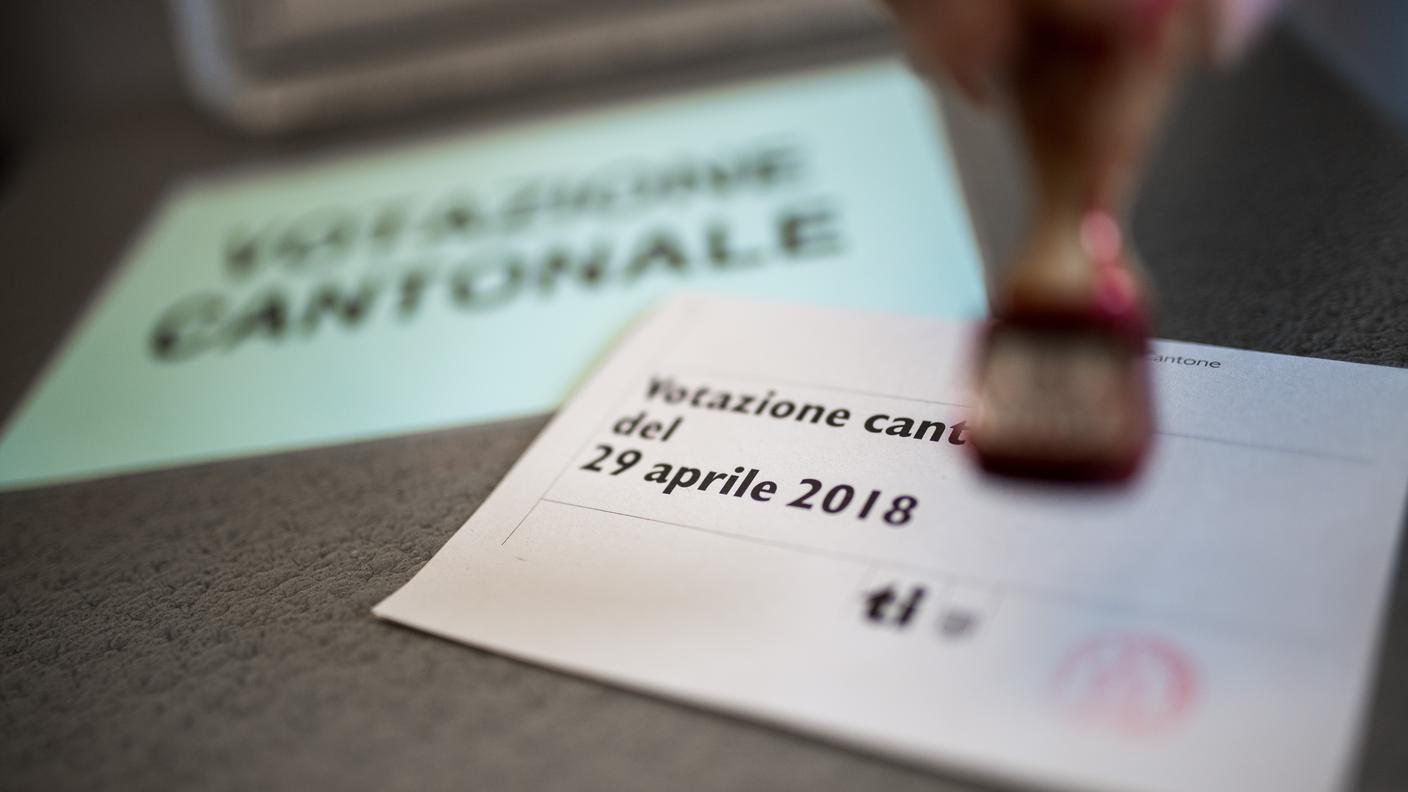 Una scheda di voto fotografata prima di essere inserita nell'urna