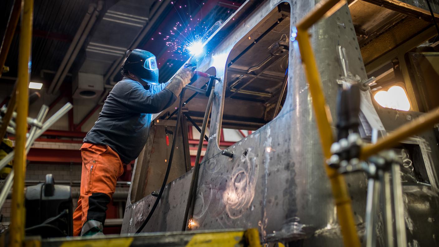 Al lavoro alle Officine in attesa di sapere cosa succederà nei prossimi anni e dove sorgerà il nuovo stabilimento