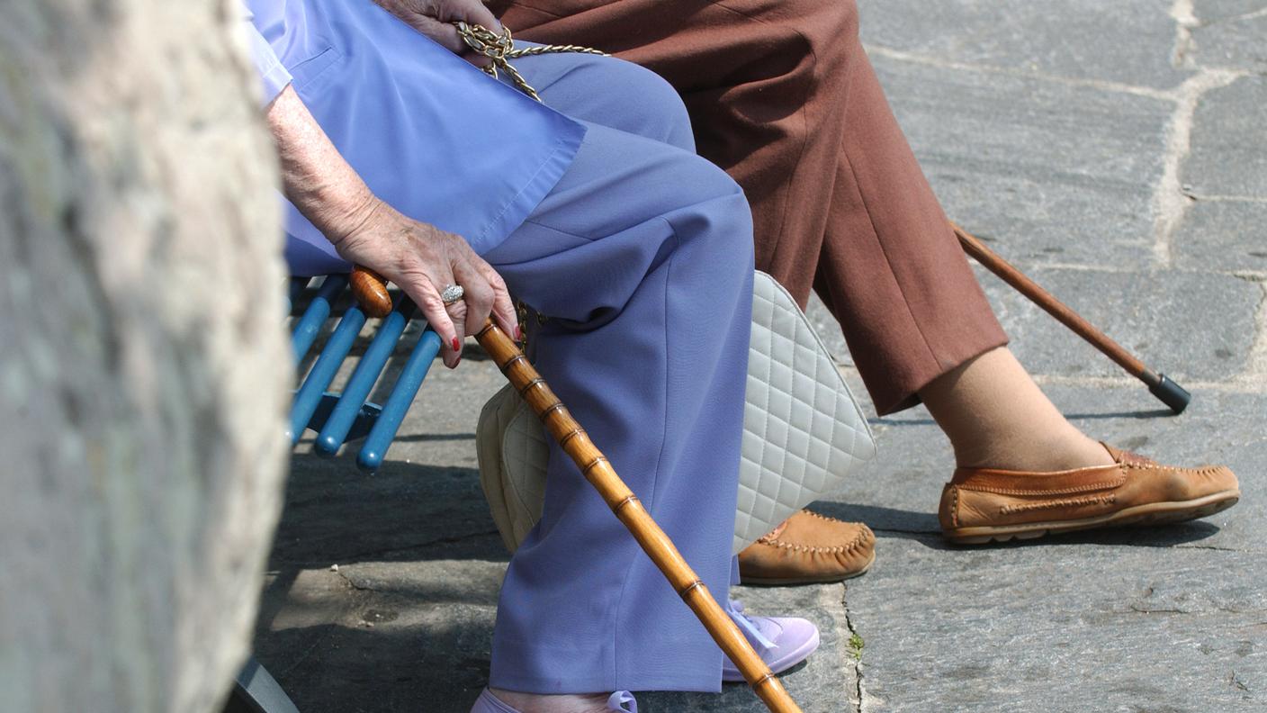 Nella foto le mani di due anziane donne con il bastone