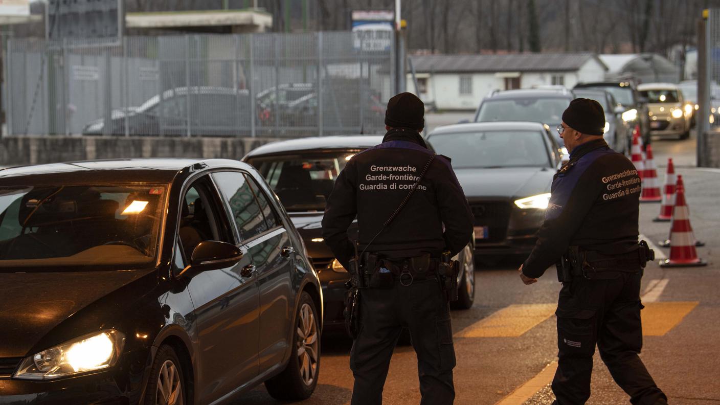 transito di lavoratori frontalieri al valico di confine