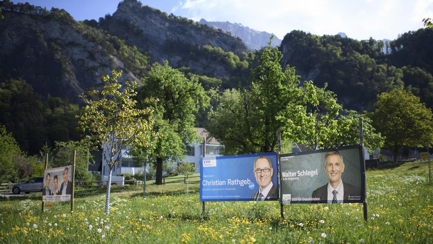 Manifesti elettorali di Rathgeb (PLD) e Schlegel (UDC). Questo nuovo sviluppo nella vicenda potrebbe riverberarsi sulla campagna per le elezioni grigionesi del 10 giugno