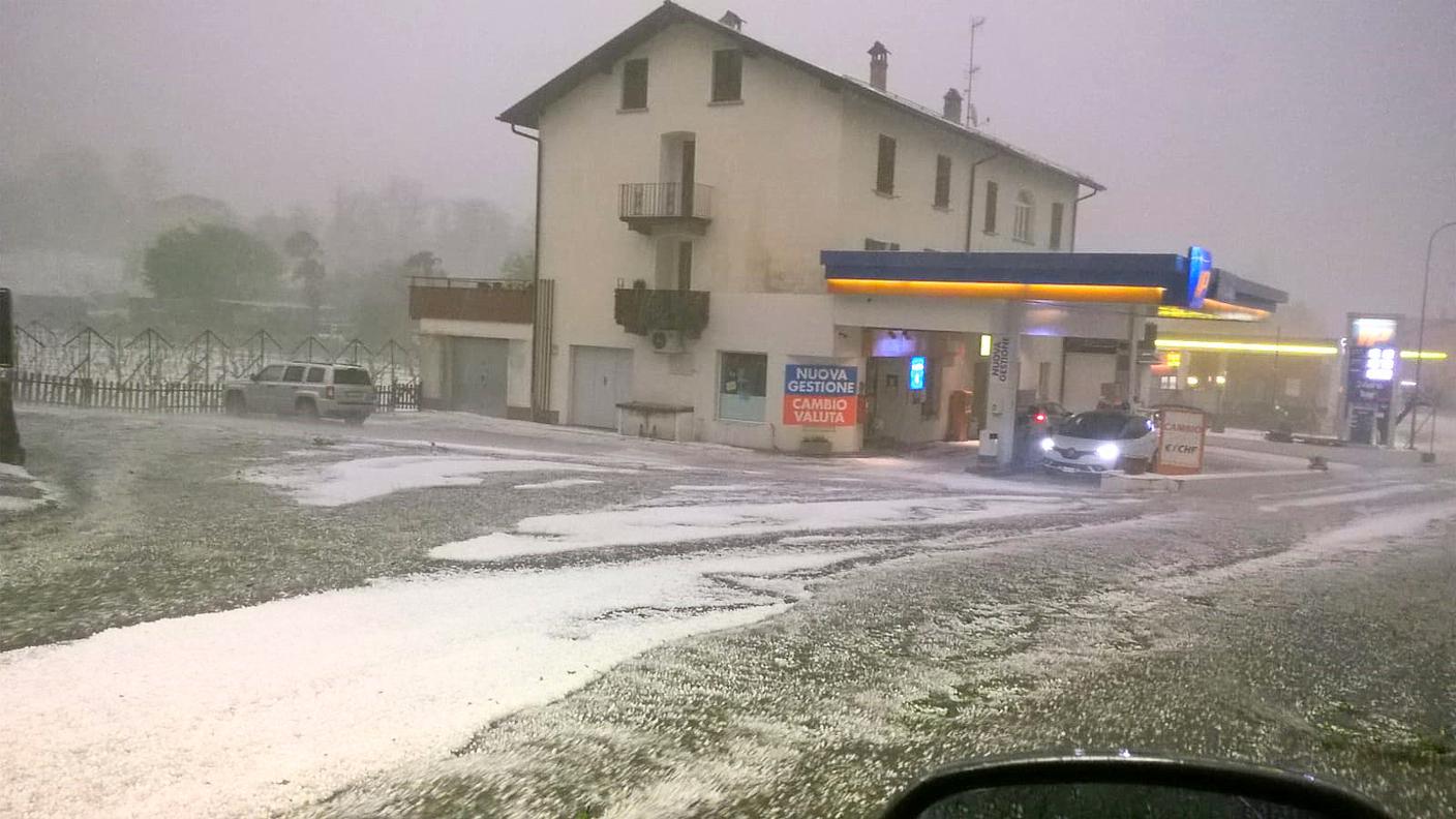 Fornasette, Ponte Cremenaga, ore 21.30: cinque gradi e 10 cm di grandine...