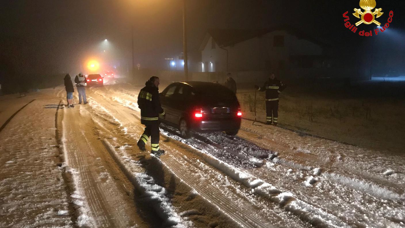 La provinciale a Cremenaga ricoperta da 30 centimetri di ghiaccio. Molti automobilisti sono rimasti intrappolati fino all'arrivo degli spazzaneve