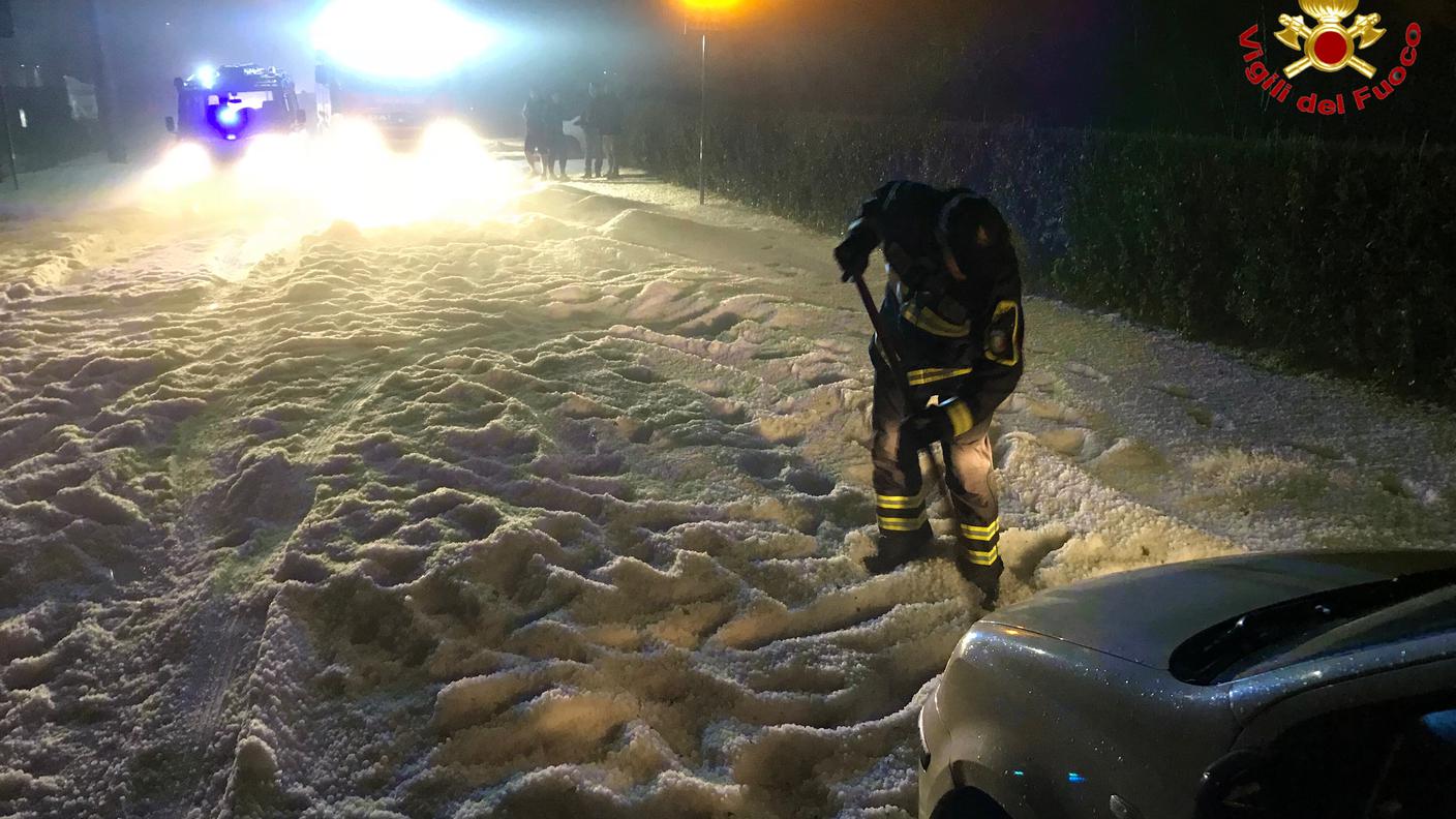 La provinciale a Cremenaga ricoperta da 30 centimetri di ghiaccio. Molti automobilisti sono rimasti intrappolati fino all'arrivo degli spazzaneve