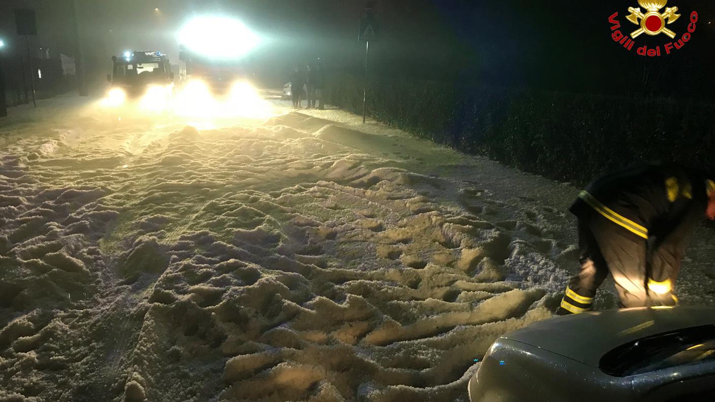La provinciale a Cremenaga ricoperta da 30 centimetri di ghiaccio. Molti automobilisti sono rimasti intrappolati fino all'arrivo degli spazzaneve