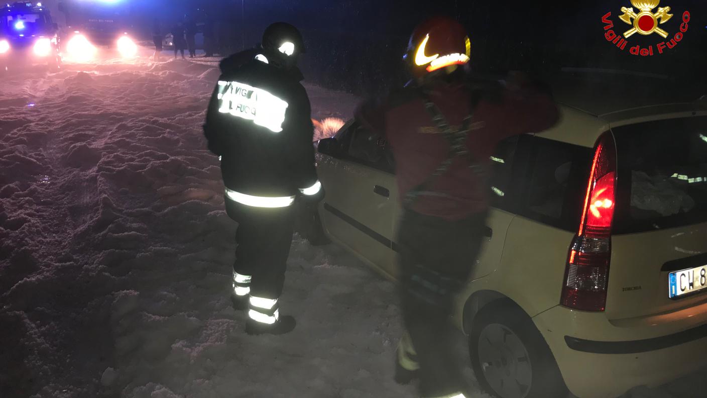 La provinciale a Cremenaga ricoperta da 30 centimetri di ghiaccio. Molti automobilisti sono rimasti intrappolati fino all'arrivo degli spazzaneve