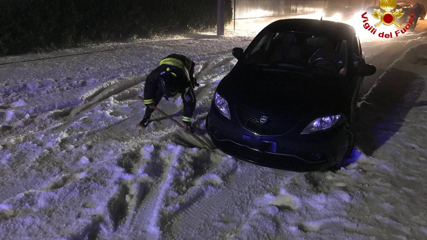 La provinciale a Cremenaga ricoperta da 30 centimetri di ghiaccio. Molti automobilisti sono rimasti intrappolati fino all'arrivo degli spazzaneve