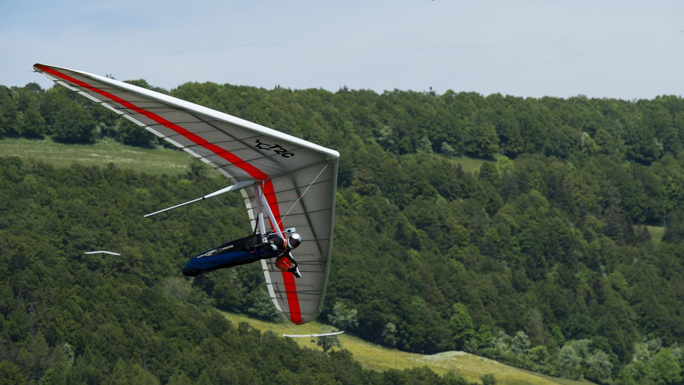 Un deltaplano in volo (immagine d'archivio)